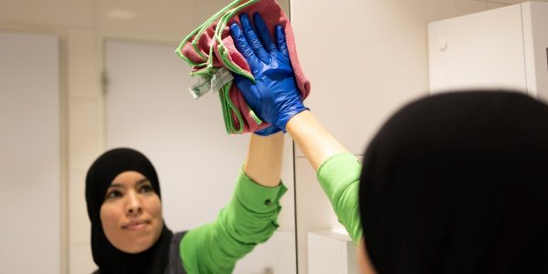 Vrouw met doek bij spiegel