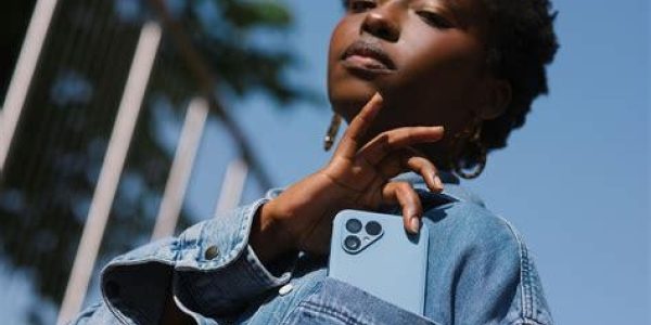 Fairphone vrouw buiten