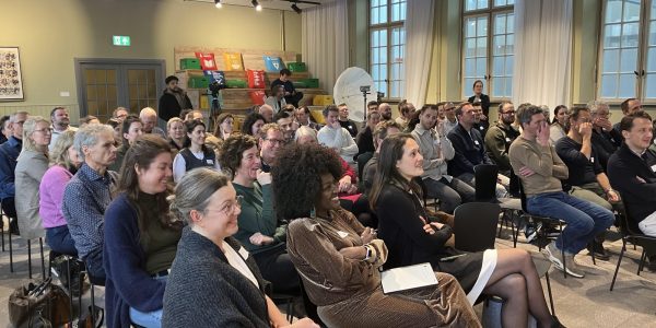 Podiumzaal met lachende mensen