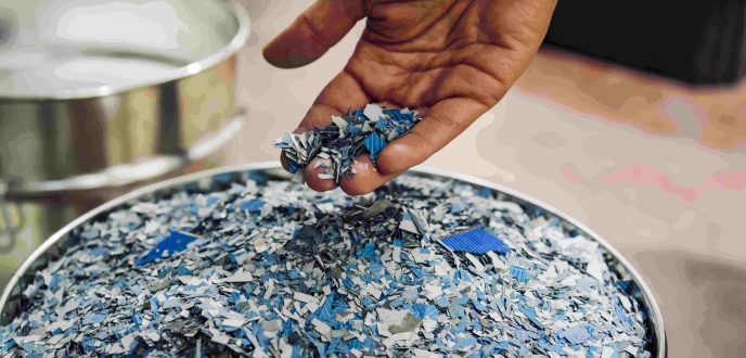 Hand zonnepanelen recycling Rosi