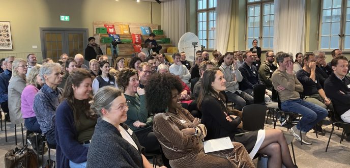Podiumzaal met lachende mensen