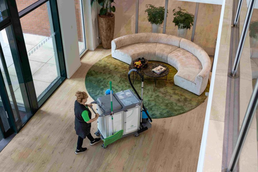 Vrouw met wagen en half ronde bank LR