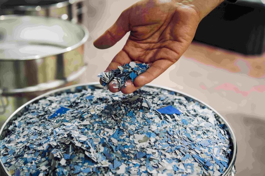 Hand zonnepanelen recycling Rosi