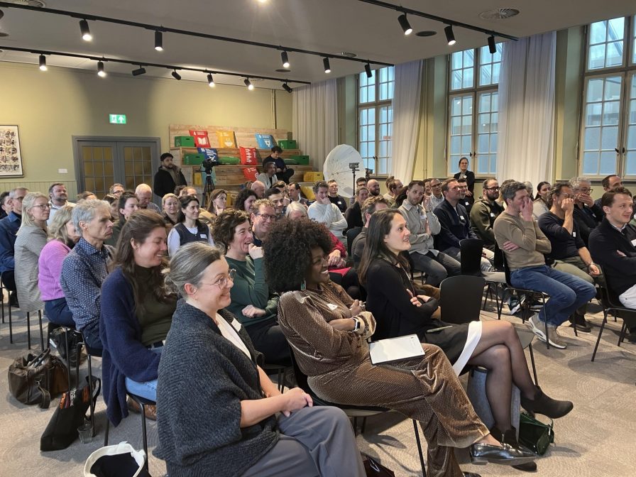 Podiumzaal met lachende mensen