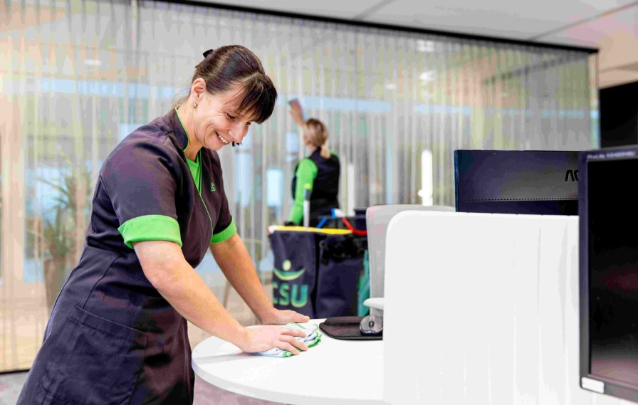 Twee vrouwen poetsen kantoor LR